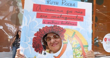 Ruth Rocha na BVL A escritora Ruth Rocha brinca com ampliação da capa de seu livro "A menina que não era maluquinha" e coloca seu rosto no lugar do rosto da menina.