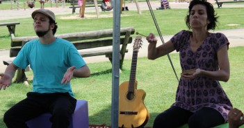 Programação Domingo no Parque Dois atores da Companhia Arte Negus apresentam história para público do Parque Villa-Lobos.