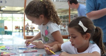 Máscaras no Pintando o 7 Foto do Pintando o 7 que ensinou as crianças a criarem máscaras de carnaval