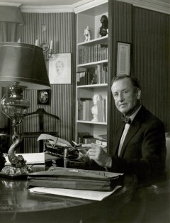 ian_fleming_escrevendo
