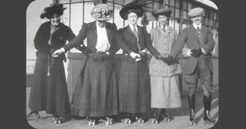 Uma Agatha Christie diferente Foto de época, em preto e branco. Vemos cinco pessoas, quatro mulheres usando longos vestidos e chapéus, um homem na ponta direita, todos de frente, enfileirados e de mãos dadas. Todos estão usando patins. Ao centro, a escritora Agatha Christie.