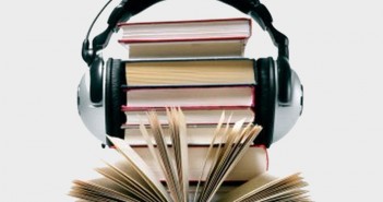 Audiolivro para todos Livros com fone de ouvido remetendo ao tema do texto: os audiolivros