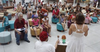 Fevereiro está cheio de atrações na Biblioteca Parque Villa-Lobos Público assiste à apresentação de atores na oca, espaço dentro da Biblioteca Parque Villa-Lobos, durante a Hora do Conto
