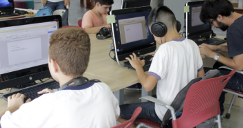 Jovens participam de oficina de jornalismo Oficina Espalhafatos de textos Da ideia ao ponto final na BVL foto de capa