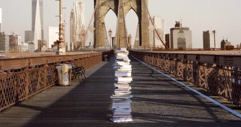 Pilhas de livros por Nova York livros_ponte_ny