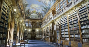 Sabe qual país tem mais bibliotecas? Biblioteca Klementinum do monastério Strahov, em Praga, na República Tcheca.