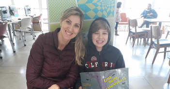 Filho que escolhe livro. Mãe feliz com a escolha. Foto: Equipe SP Leituras