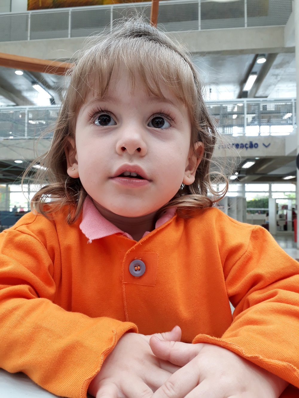 Bebês ocupam com massinha comestível