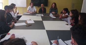 Repórteres por um dia durante a oficina Espalhafatos Alunos entrevistam autores do documentário “Impressão Minha”, sobre editoras independentes. Foto: Equipe SP Leituras.