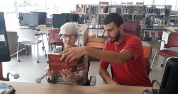 Escritora fica surpresa com equipamento de acessibilidade na BVL Foto: Equipe SP Leituras.