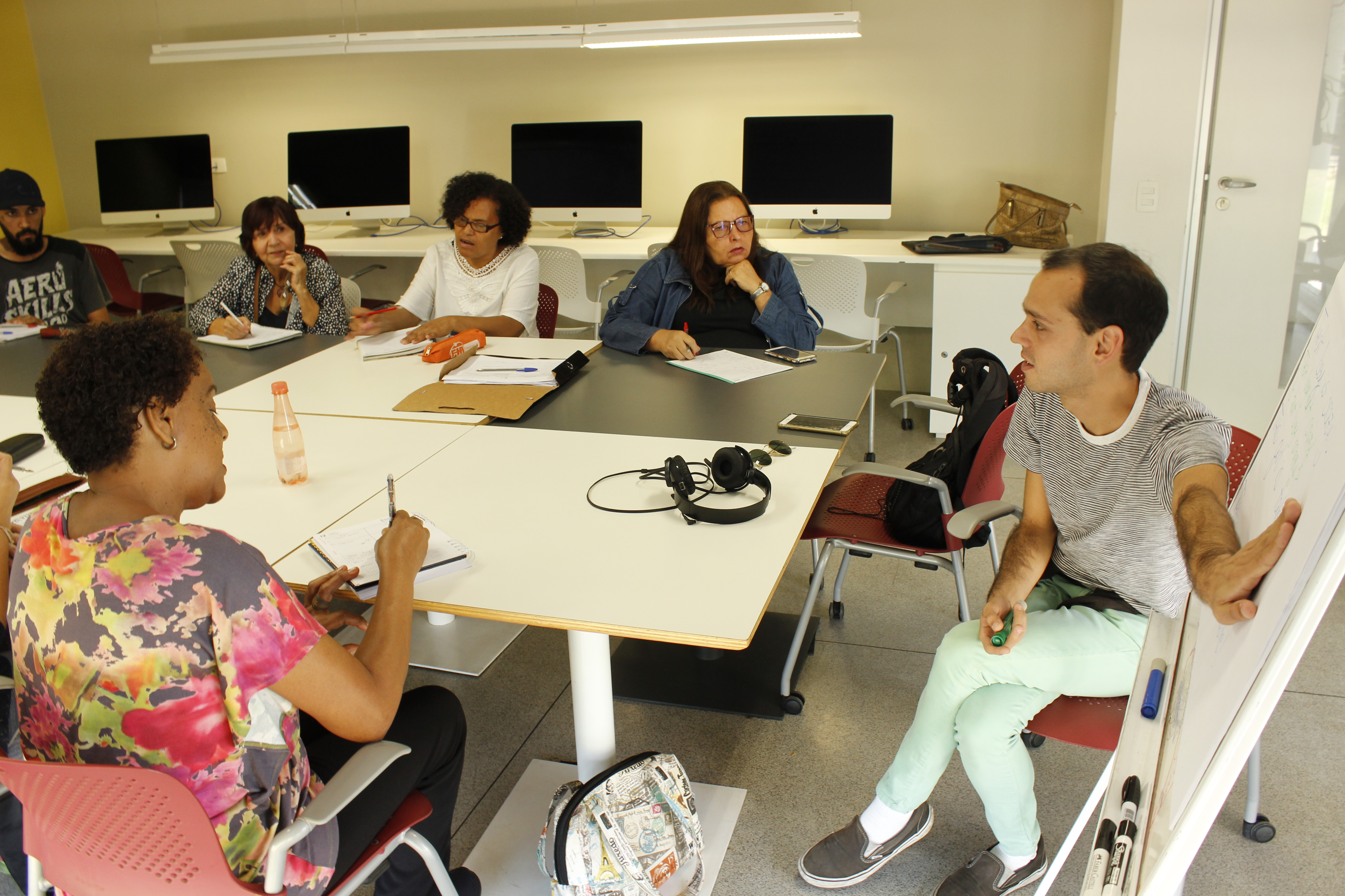 Compartilhando Saberes: Curso Livre de Inglês – Básico