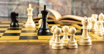 Livros e xadrez combinam, veja indicações White and black figures position on a chessboard