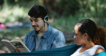 Audiolivros são um pote de ouro. Descubra a mina! No catálogo digital da biblioteca você vai descobrir uma infinidade de títulos de audiolivros. Fotos: Canva.